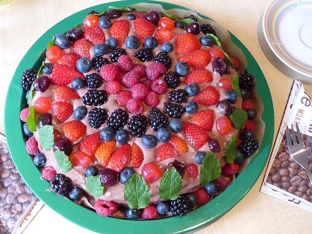 Narozeninový dort s ovocem